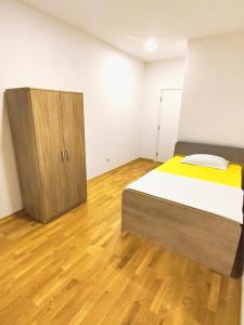 A bed or beds in a room at Lux apartman Ub