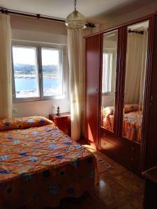 Postel nebo postele na pokoji v ubytování EnSAN CIPRIÁN Faro de Punta Atalaya