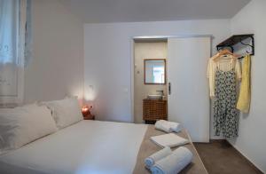 Postel nebo postele na pokoji v ubytování Feneri 3 -Cozy rustic Apt 20' from Elafonisi beach