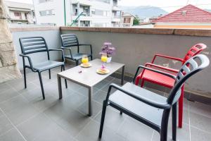 een groep stoelen en een tafel op een balkon bij NEW apartmant for 5 in Solin
