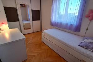 een kamer met een bed, een raam en een spiegel bij NEW apartmant for 5 in Solin
