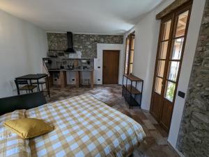 Postel nebo postele na pokoji v ubytování Antica Osteria Apartments