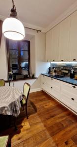 una cocina con una mesa y una pecera. en Old Town apartments with charming terrace, en Kaunas
