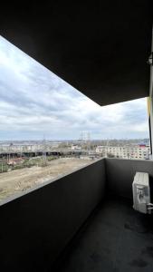 balcón con vistas a la ciudad en Bucium Apartament en Iaşi