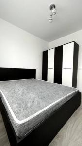 Una cama o camas en una habitación de Bucium Apartament
