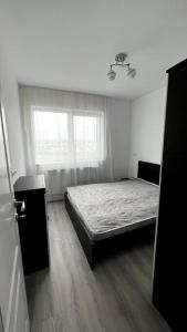 Un pat sau paturi într-o cameră la Bucium Apartament
