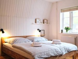 ein Schlafzimmer mit einem Bett mit zwei Handtüchern darauf in der Unterkunft Koje 2 in Glücksburg