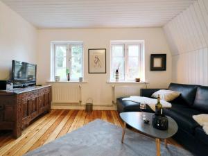 ein Wohnzimmer mit einem Sofa und einem Couchtisch in der Unterkunft Koje 2 in Glücksburg