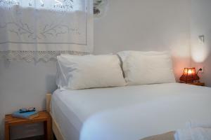 Postel nebo postele na pokoji v ubytování Feneri 3 -Cozy rustic Apt 20' from Elafonisi beach