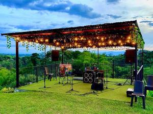 a gazebo with a stage and lights and chairs at Hotel Campestre Atardecer Cafetero in Quimbaya