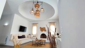 uma sala de estar branca com um sofá e uma mesa em Villa Pupputia Hammamet M'rezga beach em Nabeul
