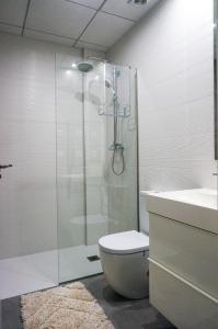 een badkamer met een douche, een toilet en een wastafel bij Villa Dolores in Dolores
