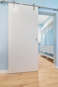 uma porta aberta num quarto vazio com pisos em madeira em Design Studio I Stadtzentrum I Küche I Netflix em Bingen am Rhein