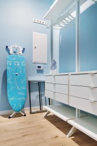 a room with a surfboard next to a desk at Design Studio I Stadtzentrum I Küche I Netflix in Bingen am Rhein
