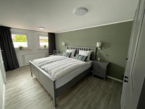 um quarto com uma cama grande e paredes verdes em Haus Mariechen em Hooksiel