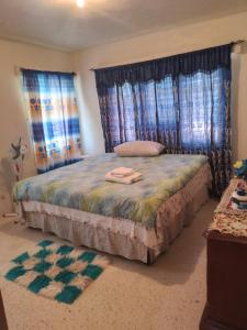 Ένα ή περισσότερα κρεβάτια σε δωμάτιο στο Mango walk homestay