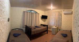um quarto com 2 camas e almofadas azuis em Casa Encantada offers you Two-Bedroom House, 1 Tiny Apartment & 3 Double Rooms em Manuel Antonio