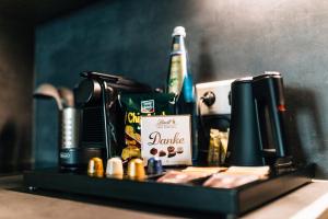 ビーレフェルトにあるStadt-Appartement Work & Travelのカウンタートップ(コーヒーメーカー、雑貨付)