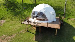 una vista sul soffitto di una tenda su una terrazza in legno di Nomad Glamping a Šipovo