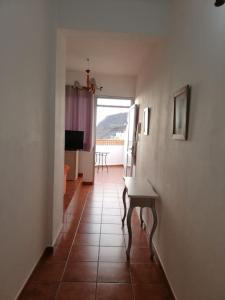 een hal met een tafel en uitzicht op een kamer bij apartamento CASA TELA in Tazacorte