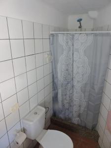 een badkamer met een toilet en een douchegordijn bij apartamento CASA TELA in Tazacorte