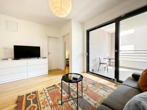 Una sala de estar con un sofá y un televisor. en Grandpa´s tree - private garage, en Split 26 fotos más