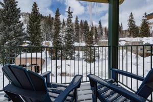 2 sillas en un porche con nieve en el suelo en 1BR Purgatory Townhome #132, en Durango Mountain Resort