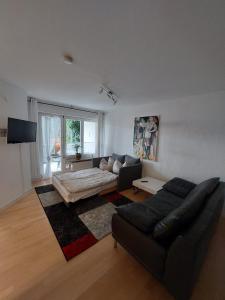 - un salon avec un canapé et une table dans l'établissement Apartments Harbour Apartments Höri 50m vom See am Yachthafen Moos bei Radolfzell, à Moos