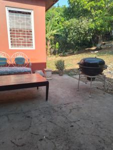 Κήπος έξω από το Mango walk homestay