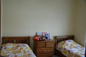 two beds sitting next to each other in a bedroom at Très bel appartement au centre d'Agadir, in Agadir