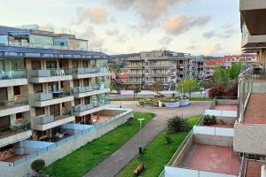 una vista aérea de una ciudad con edificios de apartamentos en CANELAS PARADISE, en Portonovo