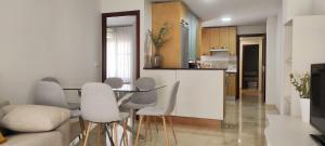 cocina y sala de estar con mesa y sillas en Accommodation Campanario de la Magdalena en Córdoba