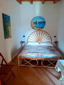 蘭佩杜薩的住宿－A due passi da Cala Pisana，一间卧室配有一张壁画床
