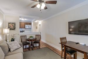 uma sala de estar com um sofá e uma mesa em The Flats on Florida St - Super Comfy 2-Bedroom Apartments em Mobile