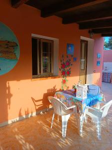 A due passi da Cala Pisana في لامبيدوسا: طاولة وكراسي أمام المنزل