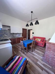 eine Küche und ein Wohnzimmer mit einem Tisch und einem Sofa in der Unterkunft Tenuta Lucio in Vietri