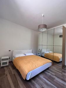 1 Schlafzimmer mit 2 Betten und einem Spiegel in der Unterkunft Tenuta Lucio in Vietri