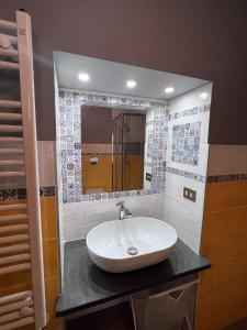 ein Bad mit einem Waschbecken und einem Spiegel in der Unterkunft Tenuta Lucio in Vietri