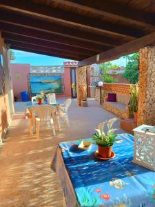 d'une terrasse avec une table et des chaises. dans l'établissement A due passi da Cala Pisana, à Lampedusa