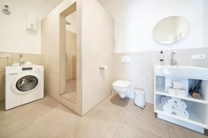 a bathroom with a washing machine and a sink at Design Apartment mit kostenfreiem Garagen Parkplatz im Zentrum in Bingen am Rhein