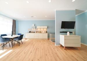 ein Wohnzimmer mit einem Esstisch und einer Küche in der Unterkunft Design Apartment mit kostenfreiem Garagen Parkplatz im Zentrum in Bingen am Rhein