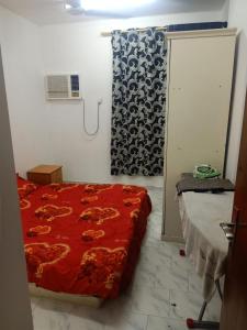 沙迦的住宿－Private room for upto 4 peope，一间设有红色床的卧室,位于一个窗户的房间