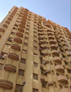 un edificio alto con balcones a un lado. en Private room for upto 4 peope, en Sharjah