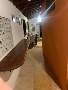 傑里科科拉的住宿－Jeri Kite Surf Hostel，走廊上,房间设有木凳