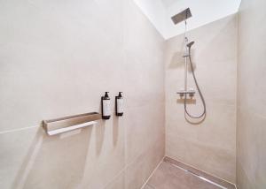 a bathroom with a shower with two bottles on the wall at Innenstadt Studio I Küche I WIFI I Netflix in Bingen am Rhein
