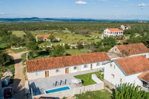 - une vue aérienne sur une maison avec une cour dans l'établissement Villa Martin, à Zadar