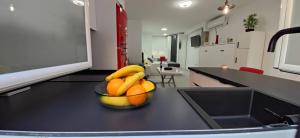 een kom bananen en sinaasappels op een aanrecht bij Loft A la verita River,PARKING FREE,DIRECT ACCESS ,SIN ESCALONES in Córdoba +101 foto's