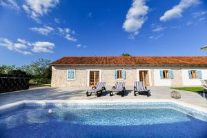 uma villa com piscina em frente a uma casa em Villa Martin em Zadar