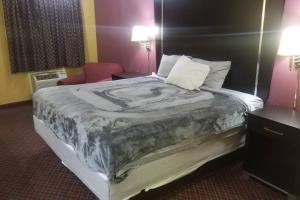 Postel nebo postele na pokoji v ubytování Hotel 2 Queen Beds Hotel Room 208 Wi-Fi Room Booking