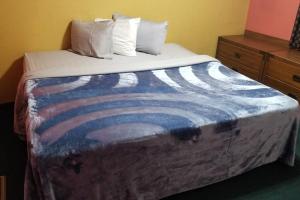 Postel nebo postele na pokoji v ubytování Hotel 2 Queen Beds Hotel Room 208 Wi-Fi Room Booking